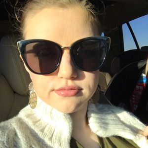 Meet your Posher, Rebecca